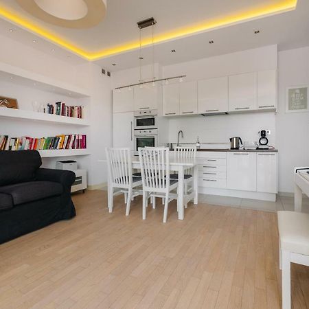 Modern Apartment Across The Ponds ワルシャワ エクステリア 写真
