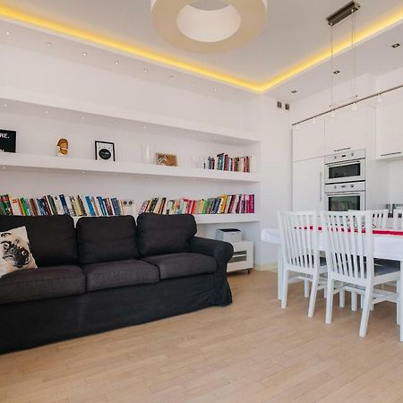 Modern Apartment Across The Ponds ワルシャワ エクステリア 写真