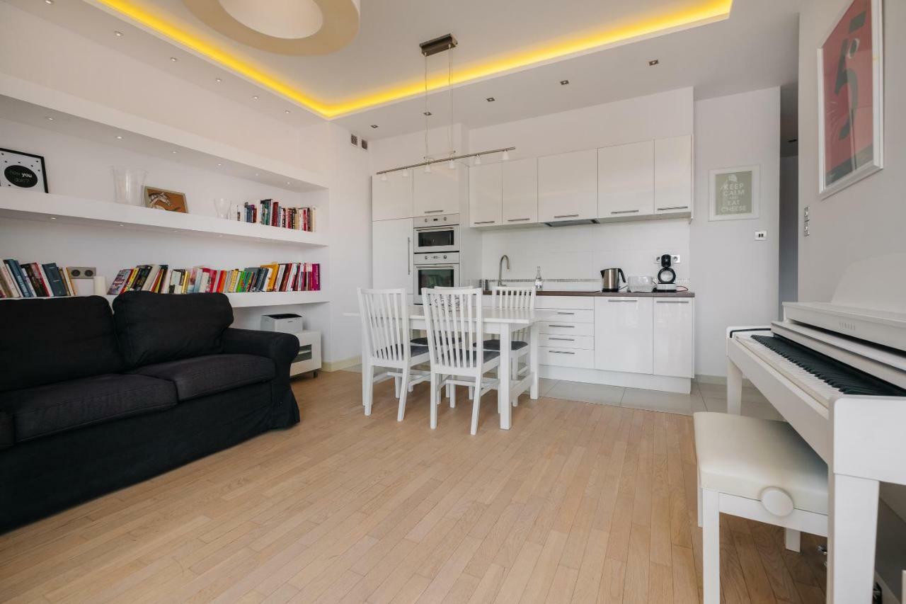 Modern Apartment Across The Ponds ワルシャワ エクステリア 写真