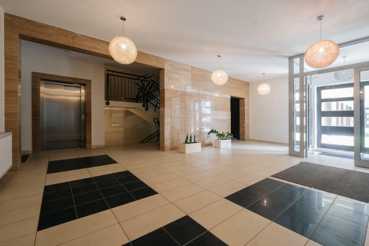 Modern Apartment Across The Ponds ワルシャワ エクステリア 写真