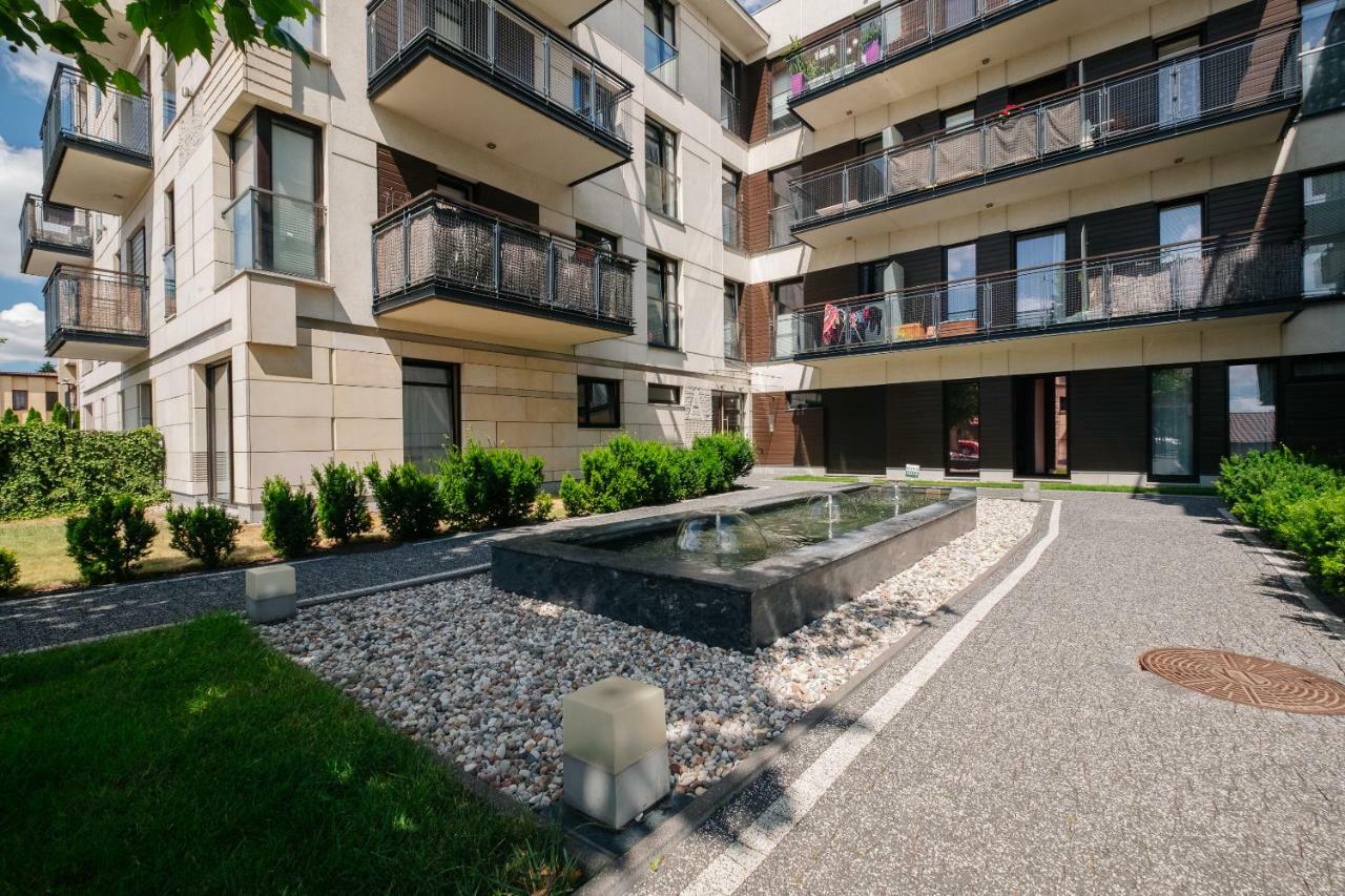 Modern Apartment Across The Ponds ワルシャワ エクステリア 写真