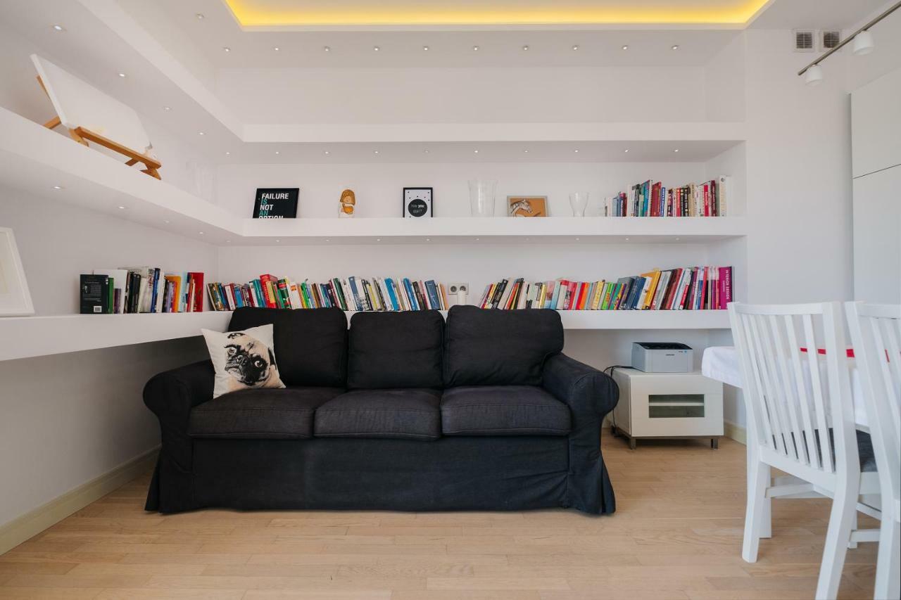 Modern Apartment Across The Ponds ワルシャワ エクステリア 写真