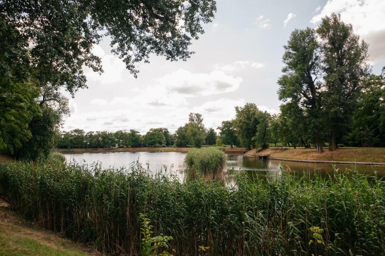 Modern Apartment Across The Ponds ワルシャワ エクステリア 写真