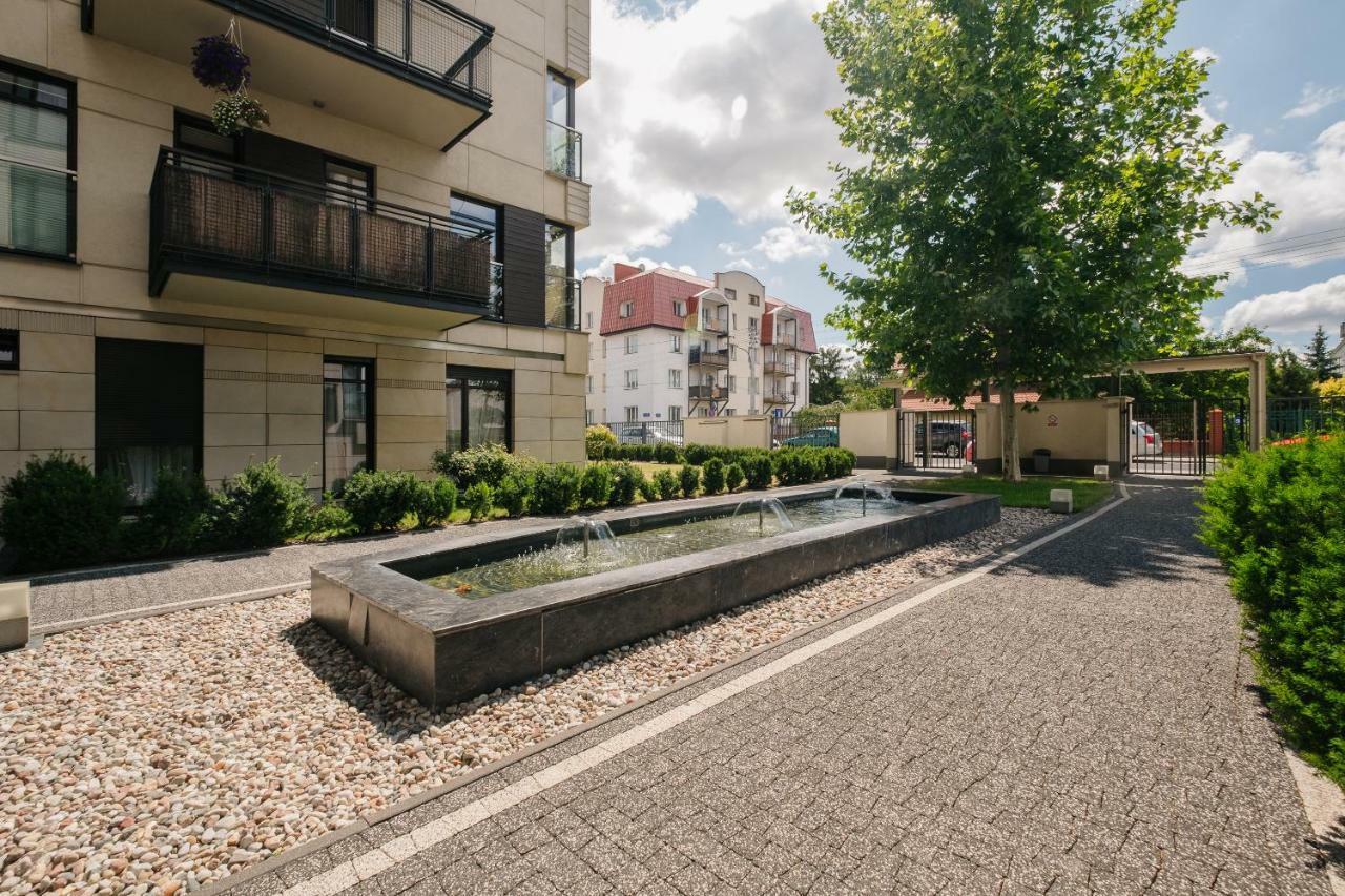 Modern Apartment Across The Ponds ワルシャワ エクステリア 写真