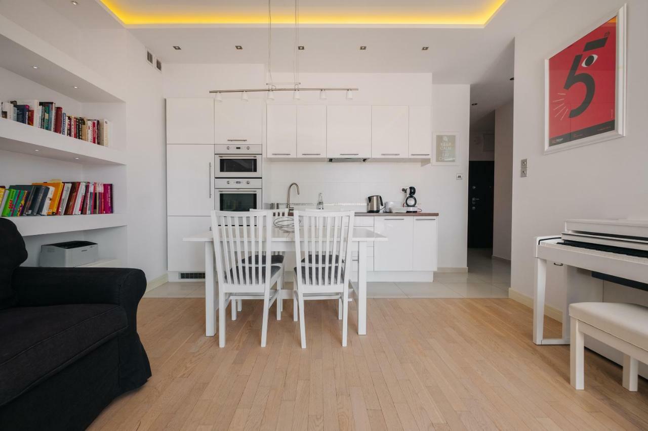 Modern Apartment Across The Ponds ワルシャワ エクステリア 写真
