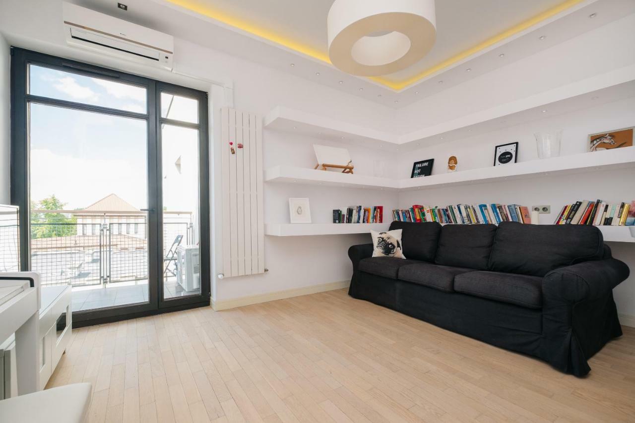 Modern Apartment Across The Ponds ワルシャワ エクステリア 写真
