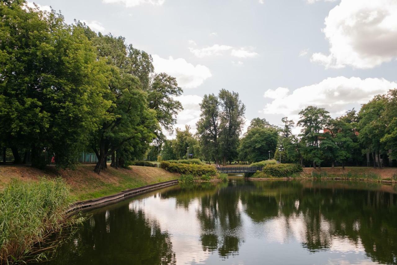 Modern Apartment Across The Ponds ワルシャワ エクステリア 写真