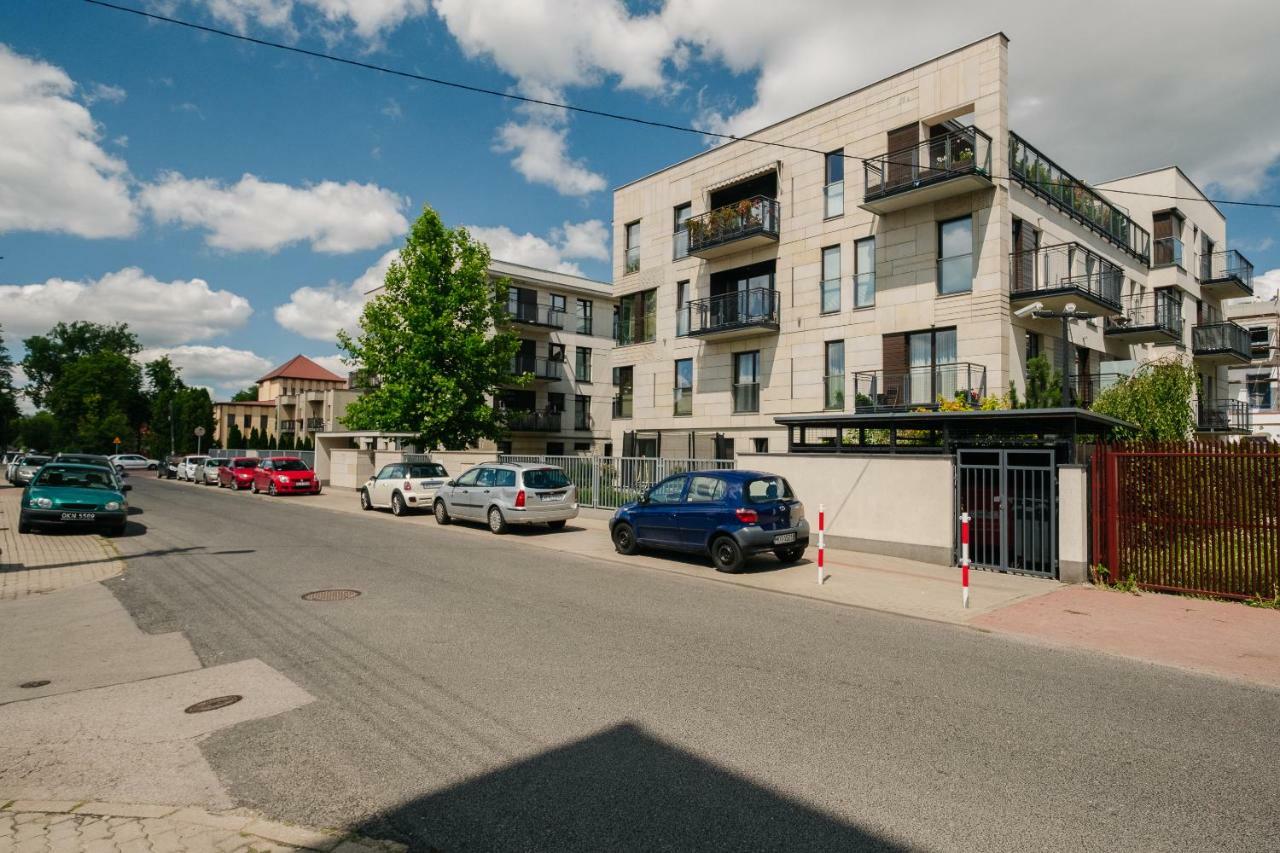 Modern Apartment Across The Ponds ワルシャワ エクステリア 写真