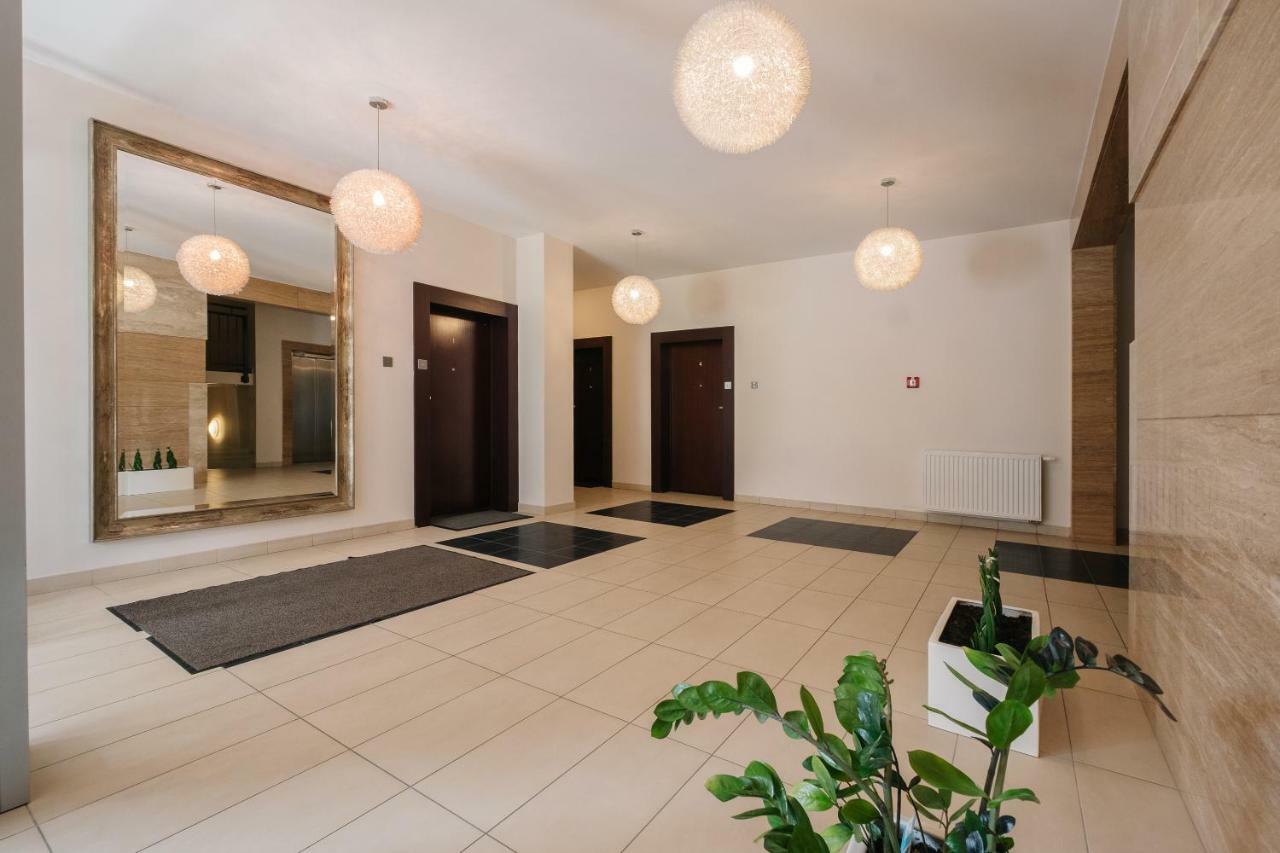 Modern Apartment Across The Ponds ワルシャワ エクステリア 写真